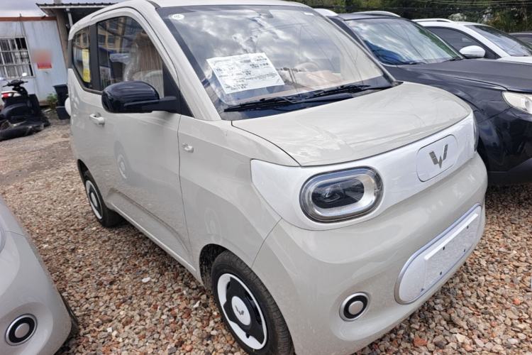 Used Wuling Hongguang MINIEV 2024 3rd Generation 215km Youth Edition Front Right 45 Deg