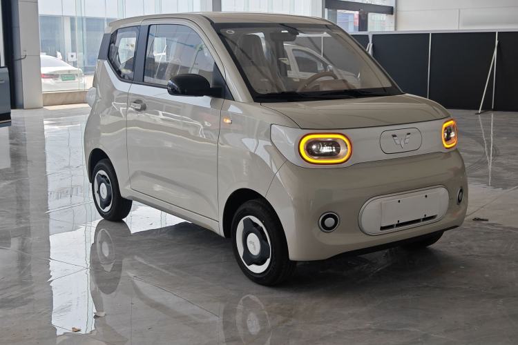 Used Wuling Hongguang MINIEV 2024 3rd Generation 215km Youth Edition Front Right 45 Deg