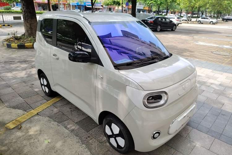 Used Wuling Hongguang MINIEV 2024 3rd Generation 215km Advanced Version Front Right 45 Deg