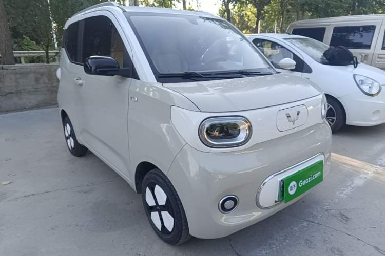 Used Wuling Hongguang MINIEV 2024 3rd Generation 215km Advanced Version Front Right 45 Deg