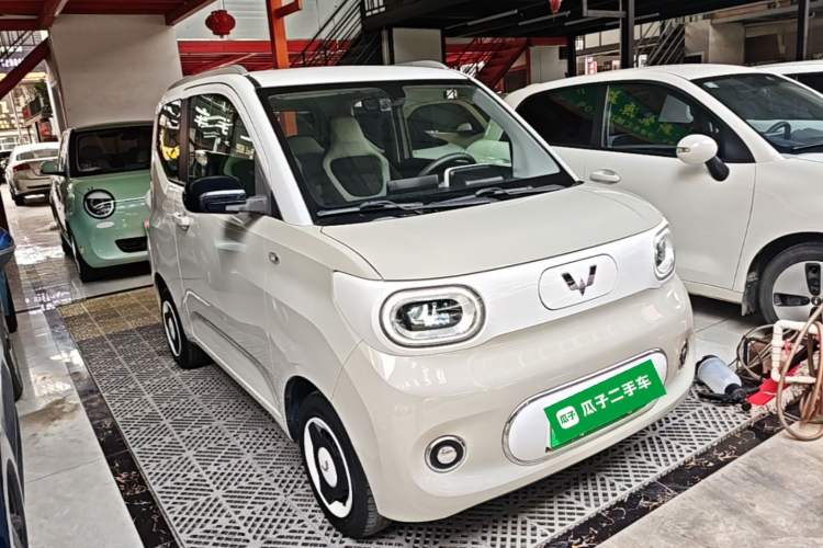 Used Wuling Hongguang MINIEV 2024 3rd Generation 215km Advanced Version Front Right 45 Deg