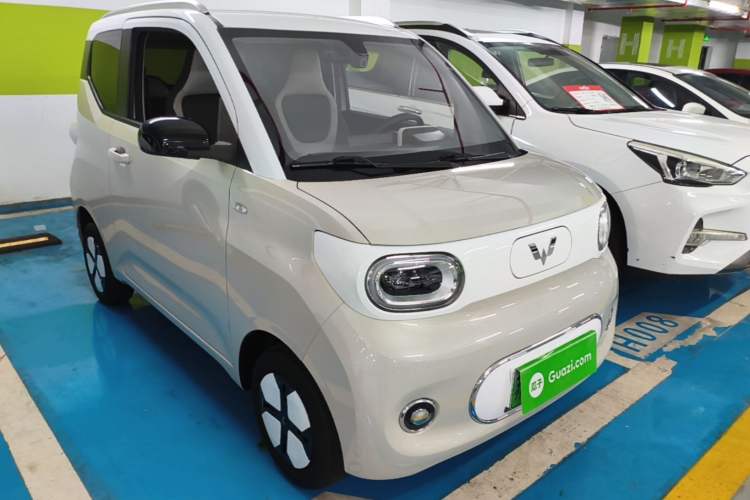 Used Wuling Hongguang MINIEV 2024 3rd Generation 215km Advanced Version Front Right 45 Deg