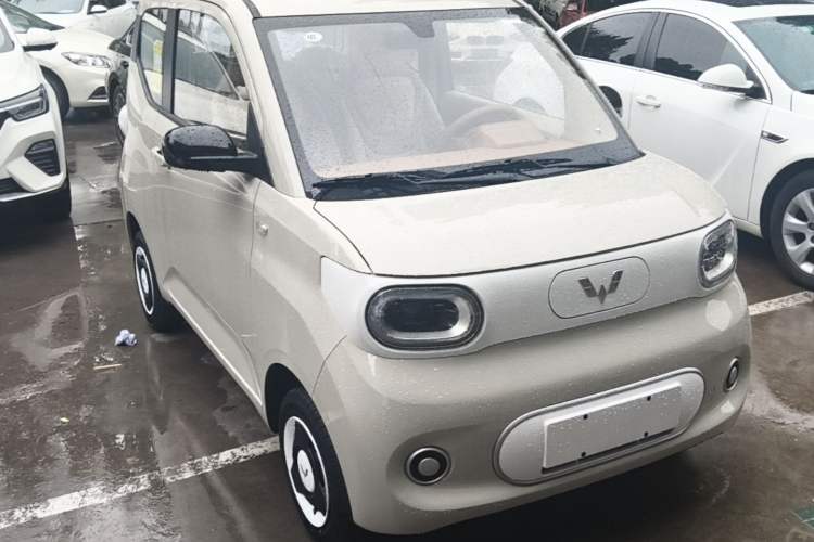 Used Wuling Hongguang MINIEV 2024 3rd Generation 215km Youth Edition Front Right 45 Deg