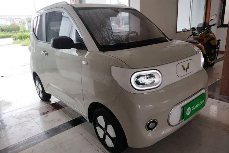 Used Wuling Hongguang MINIEV 2024 3rd Generation 215km Youth Edition Front Right 45 Deg