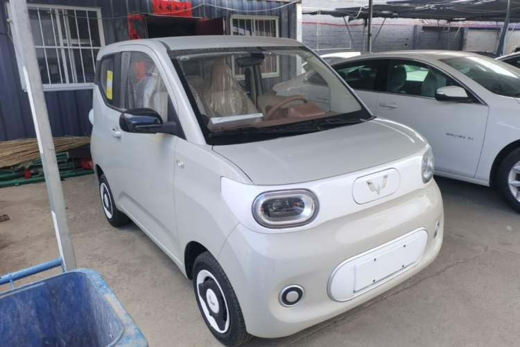 Used Wuling Hongguang MINIEV 2024 3rd Generation 215km Youth Edition Front Right 45 Deg