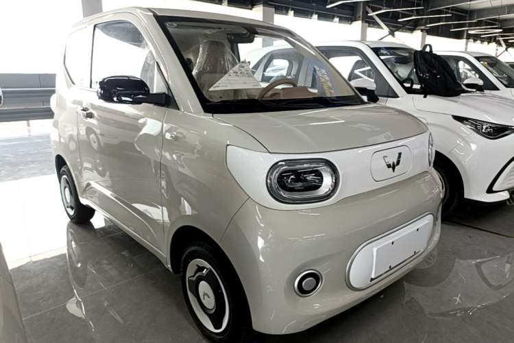 Used Wuling Hongguang MINIEV 2024 3rd Generation 215km Youth Edition Front Right 45 Deg