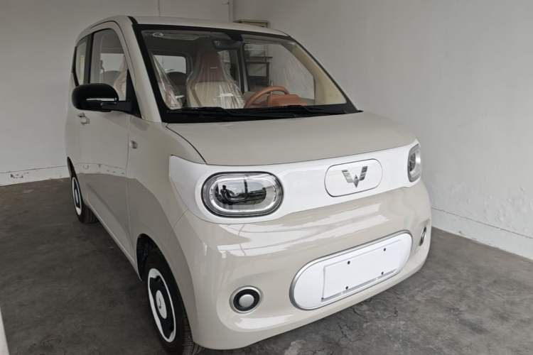 Used Wuling Hongguang MINIEV 2024 3rd Generation 215km Youth Edition Front Right 45 Deg