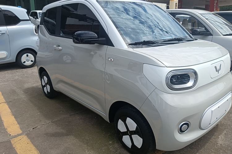 Used Wuling Hongguang MINIEV 2024 3rd Generation 215km Youth Edition Front Right 45 Deg