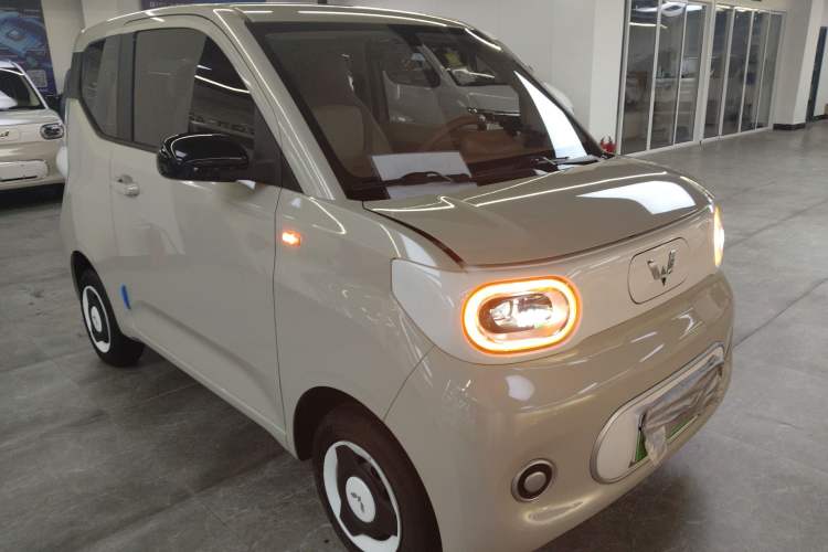 Used Wuling Hongguang MINIEV 2024 3rd Generation 215km Youth Edition Front Right 45 Deg