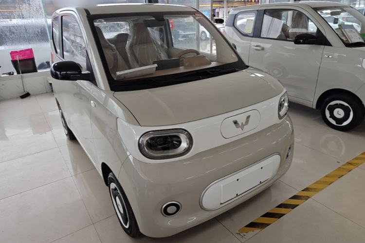 Used Wuling Hongguang MINIEV 2024 3rd Generation 215km Youth Edition Front Right 45 Deg