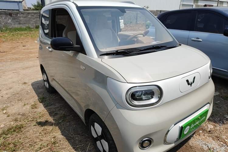 Used Wuling Hongguang MINIEV 2024 3rd Generation 215km Advanced Version Front Right 45 Deg