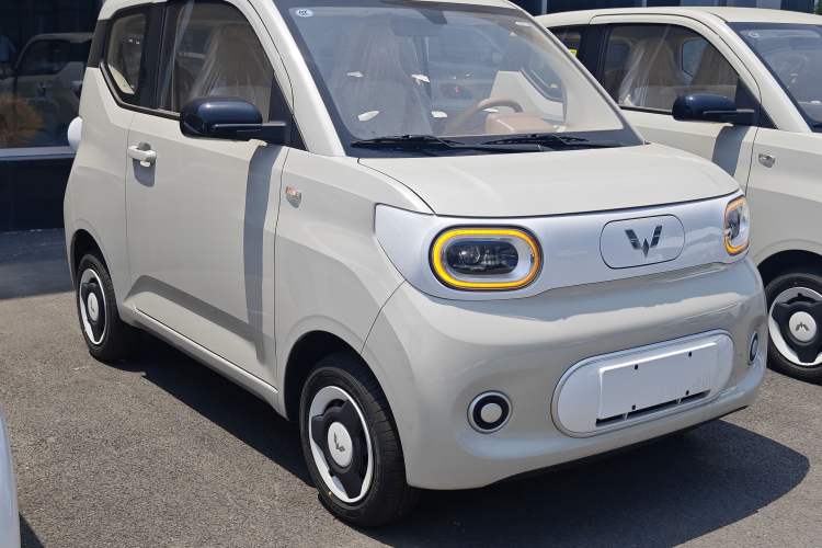 Used Wuling Hongguang MINIEV 2024 3rd Generation 215km Youth Edition Front Right 45 Deg