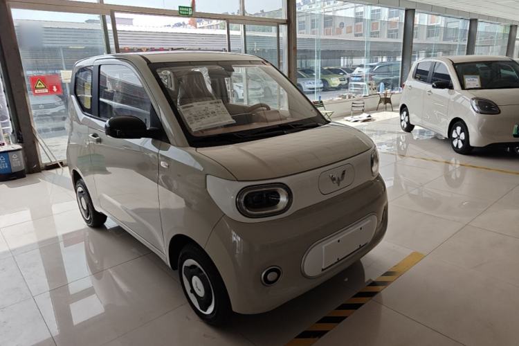 Used Wuling Hongguang MINIEV 2024 3rd Generation 215km Youth Edition Front Right 45 Deg