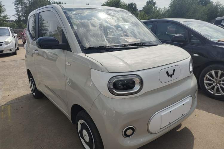 Used Wuling Hongguang MINIEV 2024 3rd Generation 215km Youth Edition Front Right 45 Deg