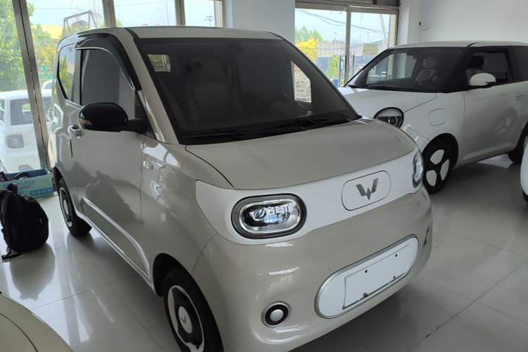 Used Wuling Hongguang MINIEV 2024 3rd Generation 215km Youth Edition Front Right 45 Deg