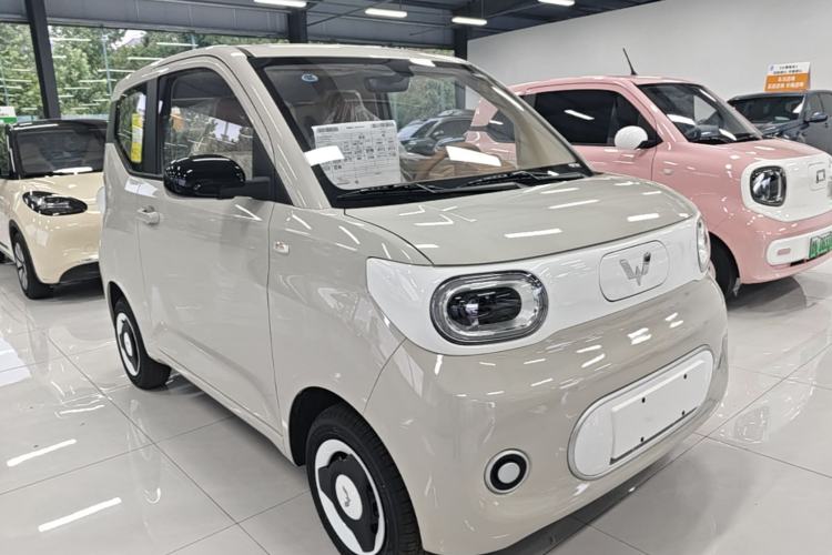 Used Wuling Hongguang MINIEV 2024 3rd Generation 215km Youth Edition Front Right 45 Deg