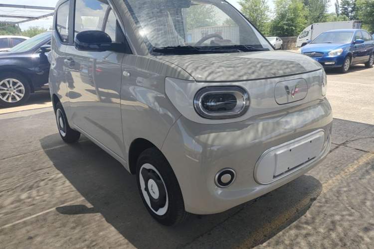 Used Wuling Hongguang MINIEV 2024 3rd Generation 215km Youth Edition Front Right 45 Deg