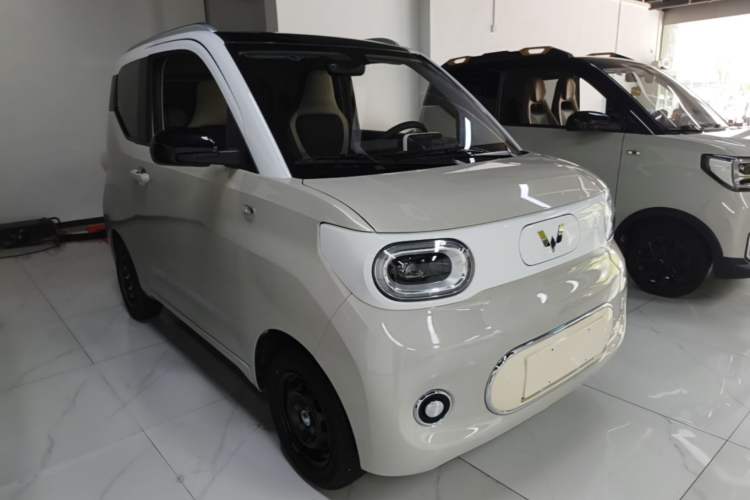 Used Wuling Hongguang MINIEV 2024 3rd Generation 215km Advanced Version Front Right 45 Deg