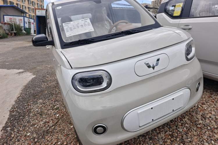 Used Wuling Hongguang MINIEV 2024 3rd Generation 215km Youth Edition Front Right 45 Deg