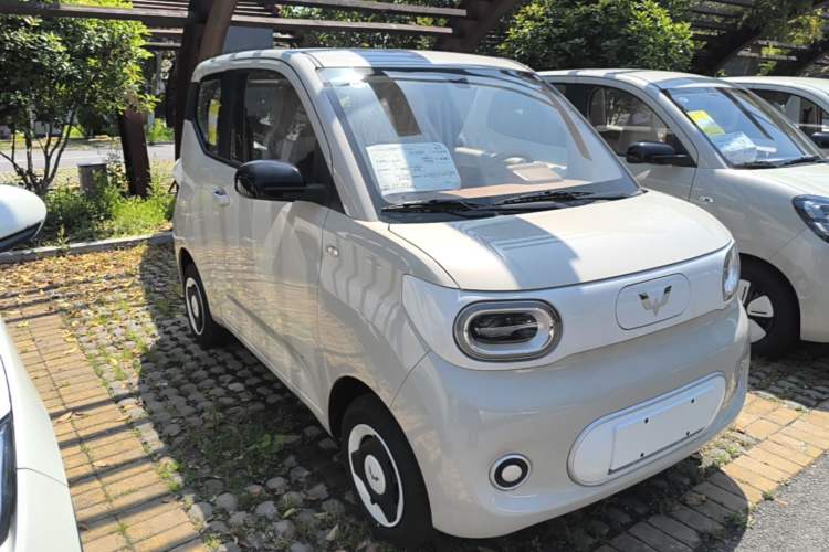 Used Wuling Hongguang MINIEV 2024 3rd Generation 215km Youth Edition Front Right 45 Deg