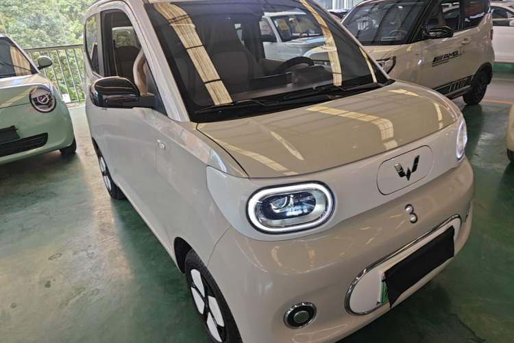 Used Wuling Hongguang MINIEV 2024 3rd Generation 215km Advanced Version Front Right 45 Deg