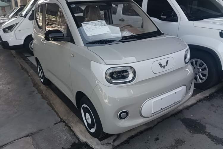 Used Wuling Hongguang MINIEV 2024 3rd Generation 215km Youth Edition Front Right 45 Deg