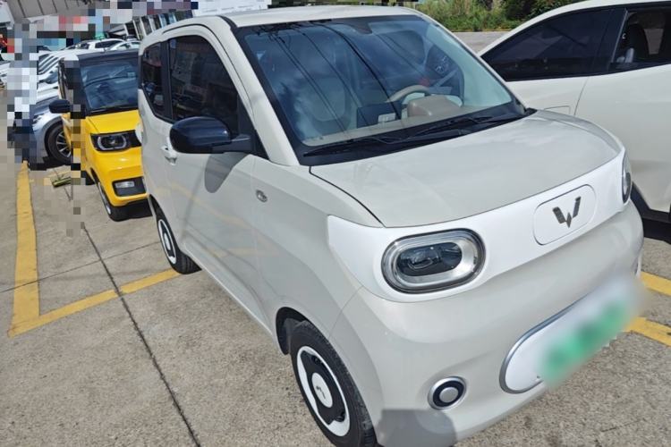 Used Wuling Hongguang MINIEV 2024 3rd Generation 215km Youth Edition Front Right 45 Deg