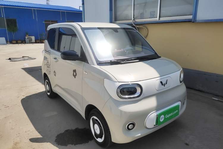 Used Wuling Hongguang MINIEV 2024 3rd Generation 215km Youth Edition Front Right 45 Deg