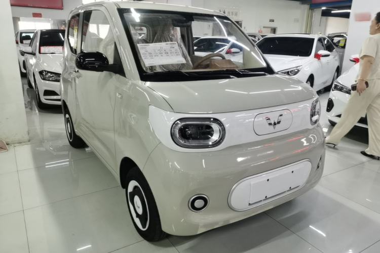 Used Wuling Hongguang MINIEV 2024 3rd Generation 215km Youth Edition Front Right 45 Deg