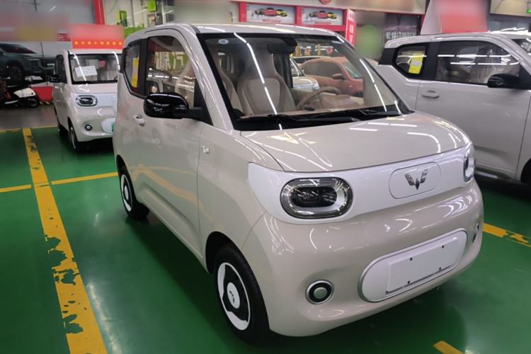 Used Wuling Hongguang MINIEV 2024 3rd Generation 215km Youth Edition Front Right 45 Deg