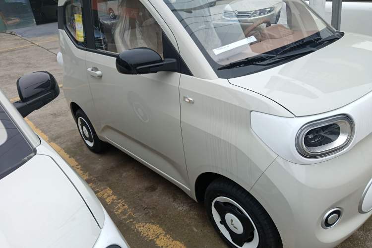 Used Wuling Hongguang MINIEV 2024 3rd Generation 215km Youth Edition Front Right 45 Deg