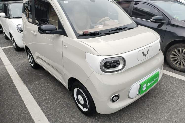 Used Wuling Hongguang MINIEV 2024 3rd Generation 215km Youth Edition Front Right 45 Deg