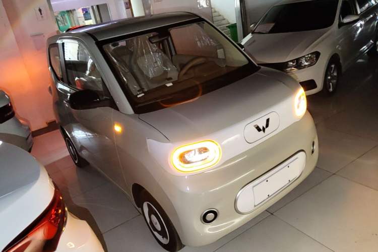 Used Wuling Hongguang MINIEV 2024 3rd Generation 215km Youth Edition Front Right 45 Deg