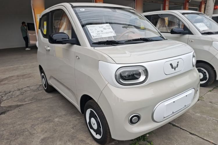 Used Wuling Hongguang MINIEV 2024 3rd Generation 215km Youth Edition Front Right 45 Deg