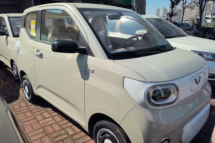 Used Wuling Hongguang MINIEV 2024 3rd Generation 215km Youth Edition Front Right 45 Deg