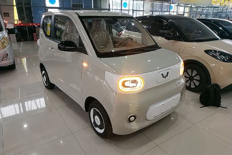Used Wuling Hongguang MINIEV 2024 3rd Generation 215km Youth Edition Front Right 45 Deg