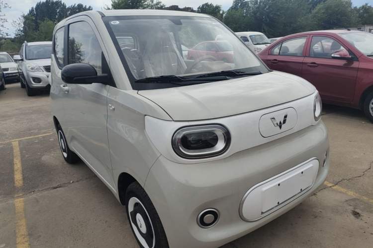 Used Wuling Hongguang MINIEV 2024 3rd Generation 215km Youth Edition Front Right 45 Deg