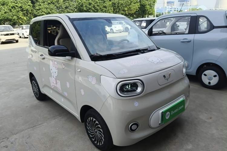 Used Wuling Hongguang MINIEV 2024 3rd Generation 215km Youth Edition Front Right 45 Deg