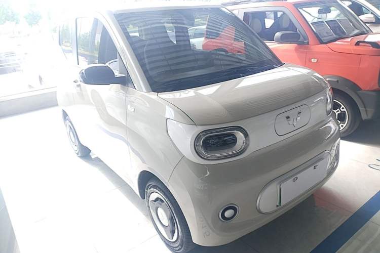 Used Wuling Hongguang MINIEV 2024 3rd Generation 215km Youth Edition Front Right 45 Deg