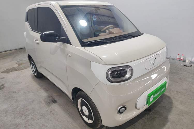 Used Wuling Hongguang MINIEV 2024 3rd Generation 215km Youth Edition Front Right 45 Deg