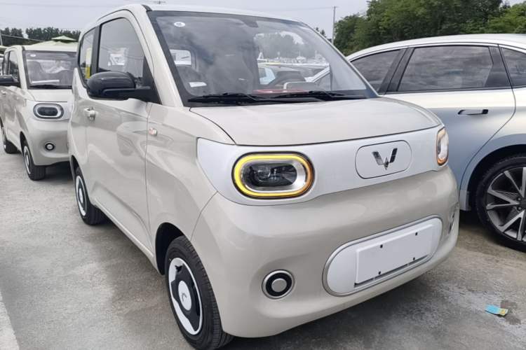 Used Wuling Hongguang MINIEV 2024 3rd Generation 215km Youth Edition Front Right 45 Deg