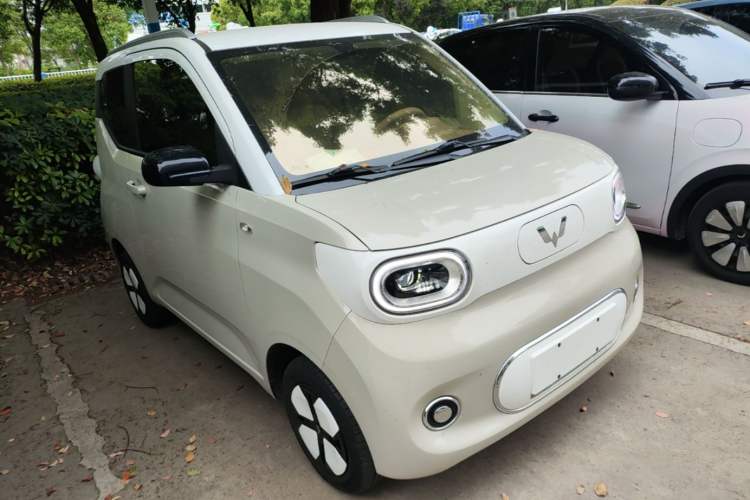 Used Wuling Hongguang MINIEV 2024 3rd Generation 215km Advanced Version Front Right 45 Deg