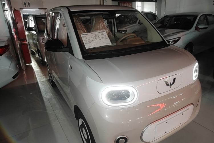 Used Wuling Hongguang MINIEV 2024 3rd Generation 215km Youth Edition Front Right 45 Deg