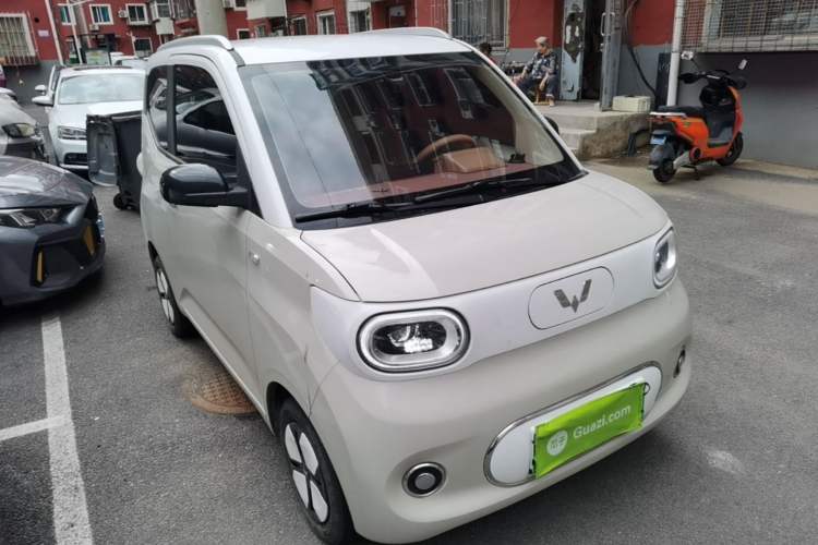 Used Wuling Hongguang MINIEV 2024 3rd Generation 215km Advanced Version Front Right 45 Deg