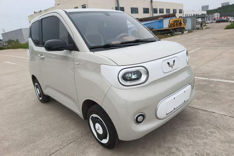 Used Wuling Hongguang MINIEV 2024 3rd Generation 215km Advanced Version Front Right 45 Deg