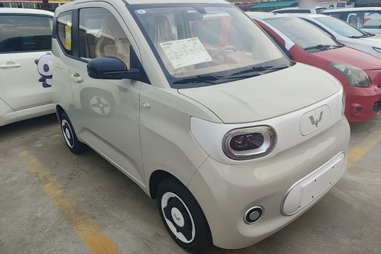 Used Wuling Hongguang MINIEV 2024 3rd Generation 215km Youth Edition Front Right 45 Deg