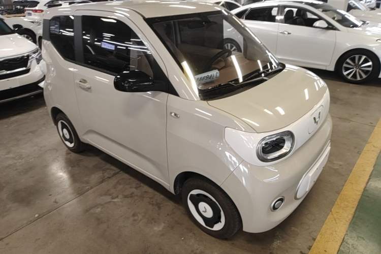 Used Wuling Hongguang MINIEV 2024 3rd Generation 215km Youth Edition Front Right 45 Deg