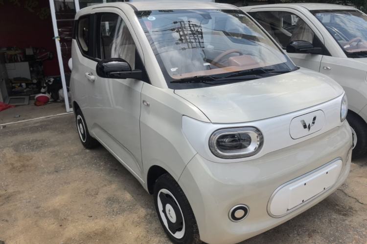 Used Wuling Hongguang MINIEV 2024 3rd Generation 215km Youth Edition Front Right 45 Deg