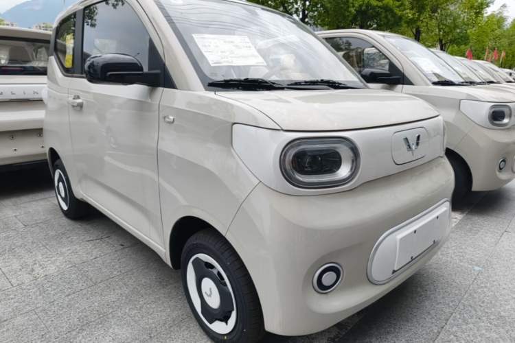 Used Wuling Hongguang MINIEV 2024 3rd Generation 215km Youth Edition Front Right 45 Deg