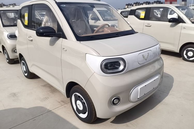 Used Wuling Hongguang MINIEV 2024 3rd Generation 215km Youth Edition Front Right 45 Deg